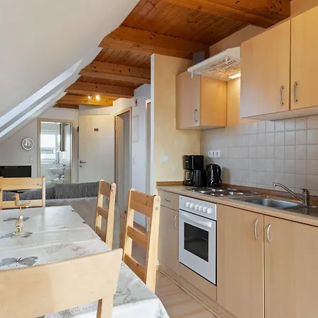 Attic With Garden Access דירה *