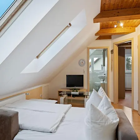 Attic With Garden Access דירה Groß Schwansee