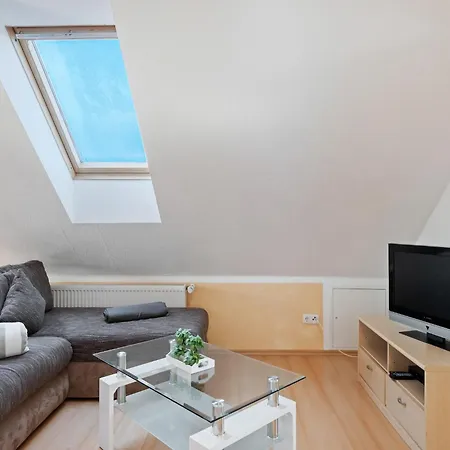 Attic With Garden Access דירה *