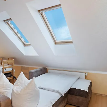 Attic With Garden Access דירה Groß Schwansee