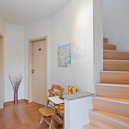 Attic With Garden Access דירה