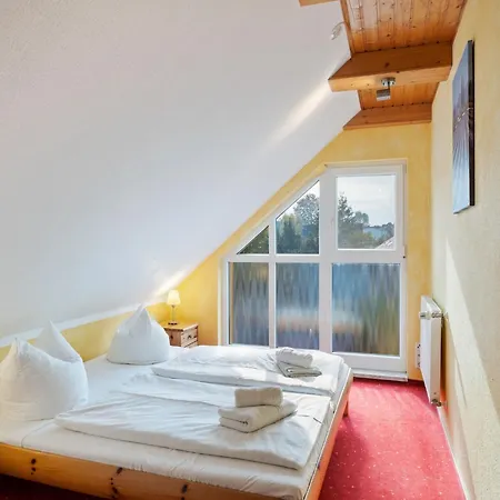 Attic With Garden Access דירה *